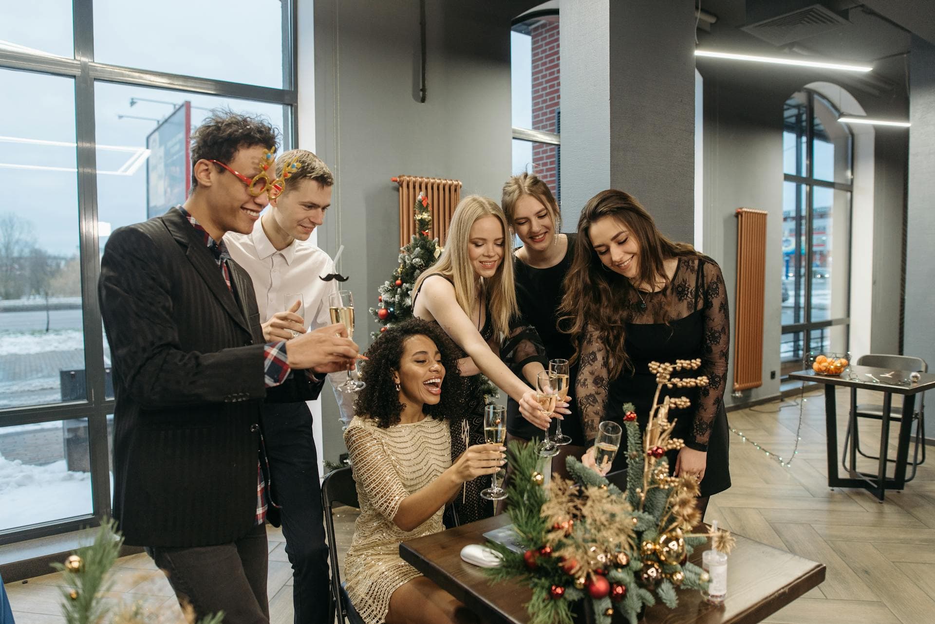 Brindisi tra colleghi durante festa aziendale natalizia