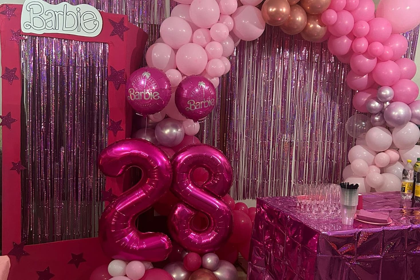 Allestimento Barbie con arco di palloncini rosa