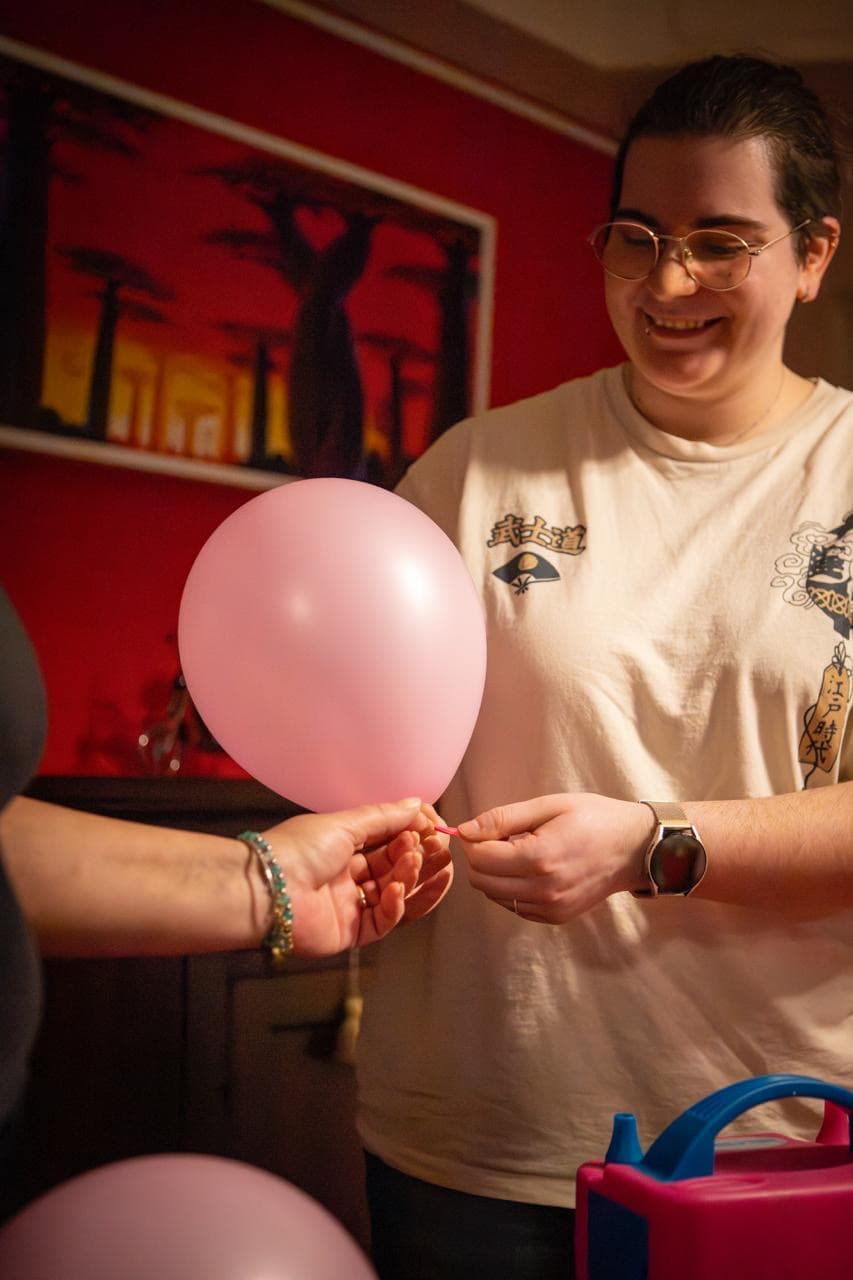 Preparazione palloncini rosa per l'allestimento