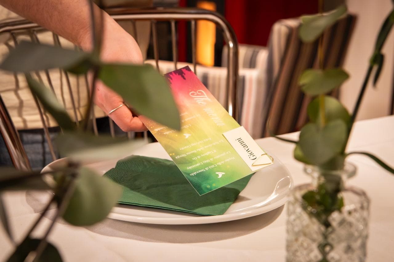 Dettaglio menù personalizzato con segnaposto sul piatto