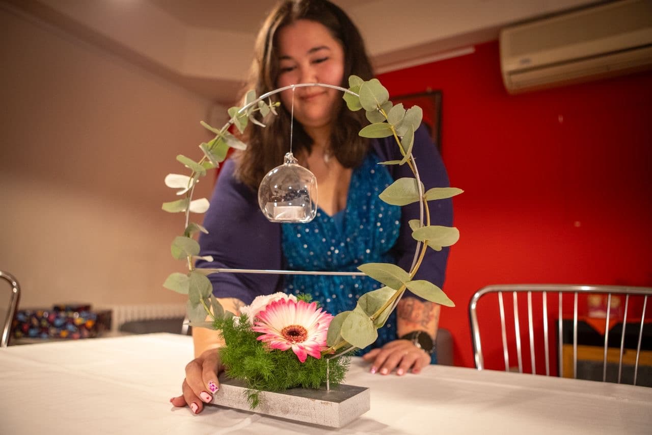Centrotavola floreale con eucalipto e gerbera rosa