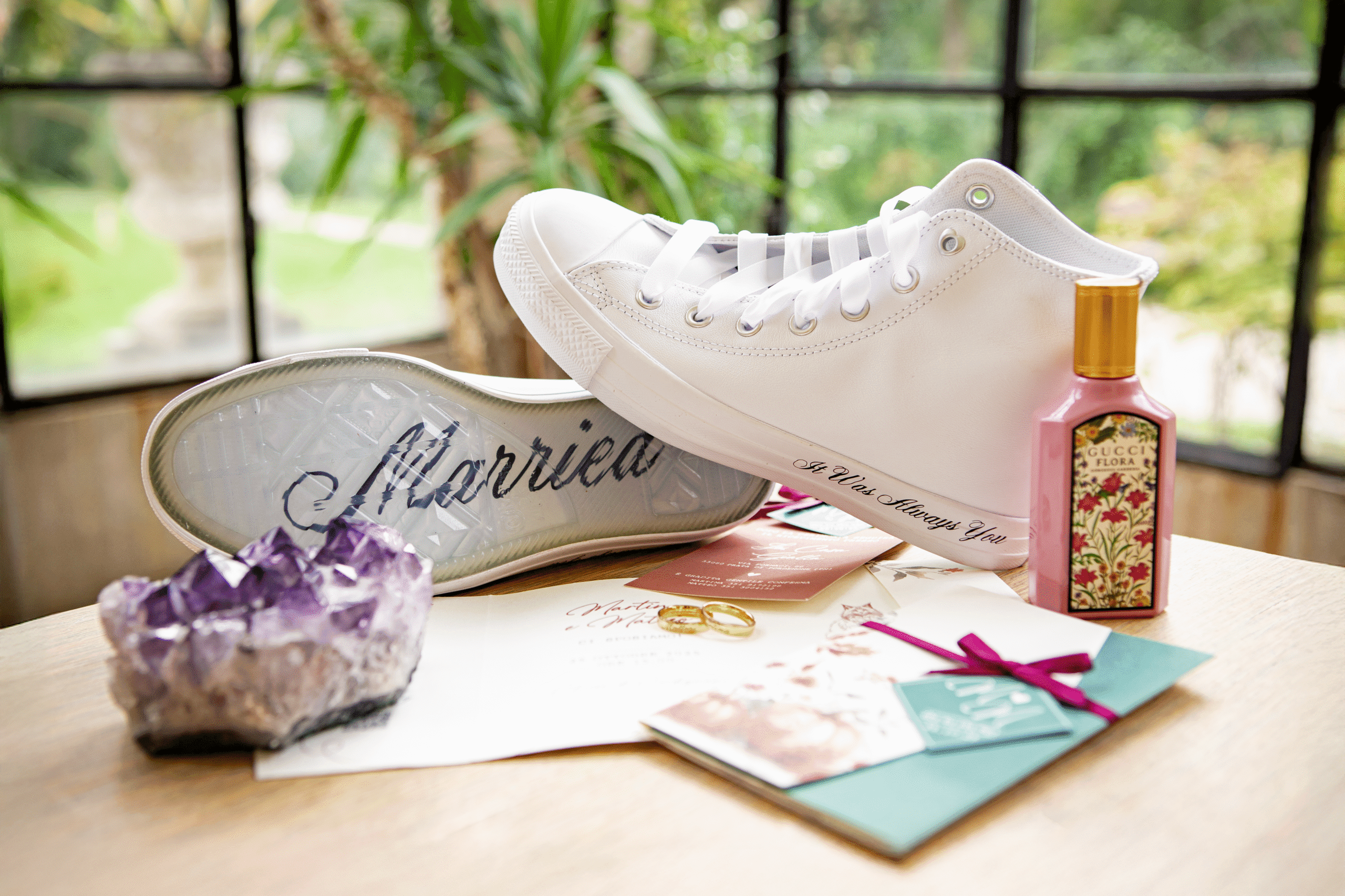 Dettagli della sposa: sneakers personalizzate e partecipazioni